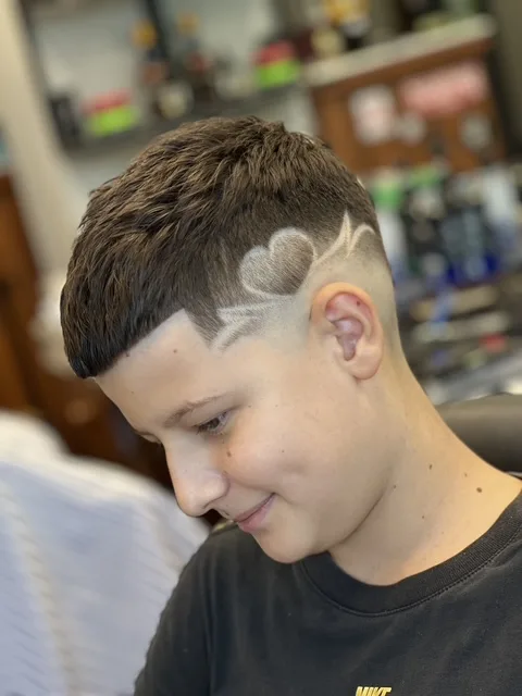 Kids haircut με ξυρισμένο σχέδιο στο La Barberia.